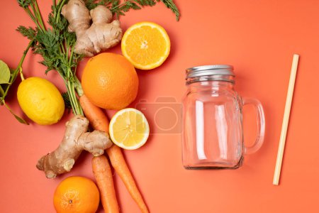 Téléchargez les photos : Smoothie santé à l'orange fraîche, à la carotte et au gingembre avec divers ingrédients. Désintoxication superalimentaire et concept de régime. Vue de dessus, plan plat - en image libre de droit