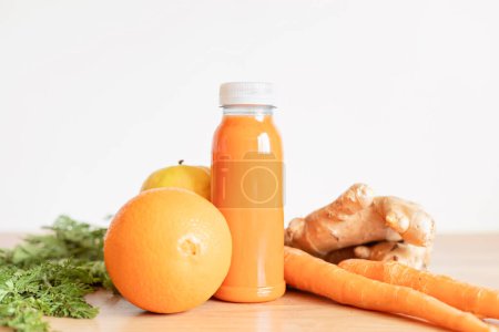 Téléchargez les photos : Smoothie santé à l'orange fraîche, à la carotte et au gingembre avec divers ingrédients. Désintoxication superalimentaire et concept de régime. Vue de dessus, plan plat - en image libre de droit