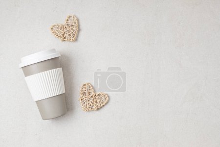 Téléchargez les photos : Gobelet de café réutilisable. Zéro gaspillage mode de vie durable. Habitudes écologiques pour emporter le café - en image libre de droit