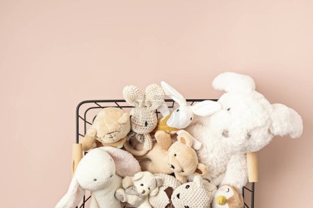 Foto de Peluche suave juguetes para niños en la cesta. Infancia, juegos, diversión, concepto de donaciones - Imagen libre de derechos