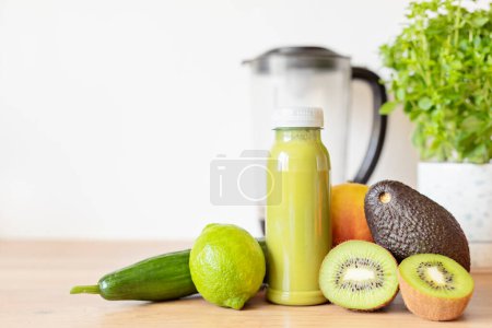 Foto de Batido sano de aguacate fresco, kiwi, plátano y pepino verde con ingredientes variados. Superfood desintoxicación y concepto de dieta. Vista superior, plano - Imagen libre de derechos