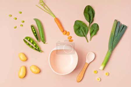 Téléchargez les photos : Recette de purée de bébé à base de légumes frais. Première idée de recette de nourriture solide pour bébé. Vue de dessus, plan plat - en image libre de droit