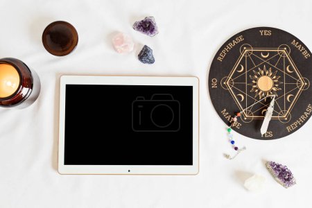 Téléchargez les photos : Touchpad et pendule pour la divination, la bonne aventure ou la communication avec les esprits. Artisanat magique, idée de sorcellerie - en image libre de droit