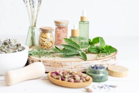 Mezclas botánicas, hierbas, aceites esenciales para la naturopatía. Remedio natural, hierbas medicinales, mezclas para baño y té sobre fondo de mesa de madera