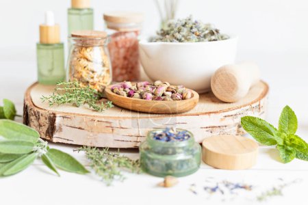 Mélanges botaniques, herbes, huiles essentielles pour la naturopathie. Remède naturel, phytothérapie, mélanges pour le bain et le thé sur fond de table en bois