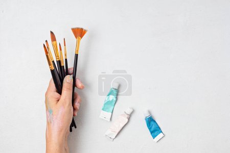 Foto de Artista pintando colores con pinceles. Artesanía hobby fondo. Pasatiempo reconfortante, desestresante, terapia de arte - Imagen libre de derechos