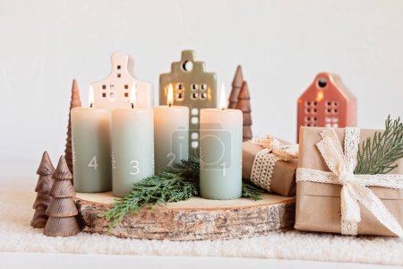 Téléchargez les photos : Couronne de l'Avent moderne faite à la main avec quatre bougies allumées chaque dimanche avant Noël. Décoration traditionnelle de Noël bricolage - en image libre de droit