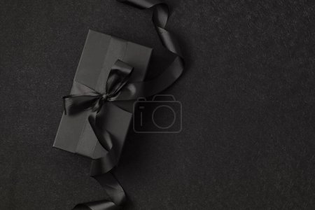 Téléchargez les photos : Boîte noire avec ruban. Modèle de vente vendredi noir. Maquette, flatlay, vue sur le dessus - en image libre de droit