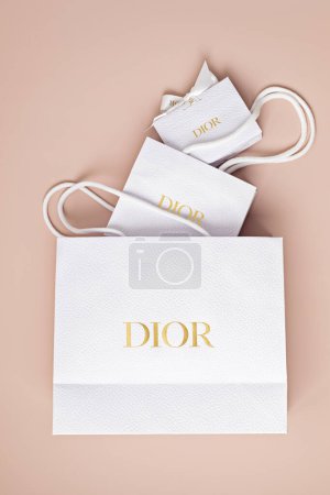 Téléchargez les photos : Lyon, France - 04 octobre 2023 : Sac Dior Blanc. Cadeau de luxe pour les vacances, fête des mères, anniversaire, Saint Valentin, Noël - en image libre de droit