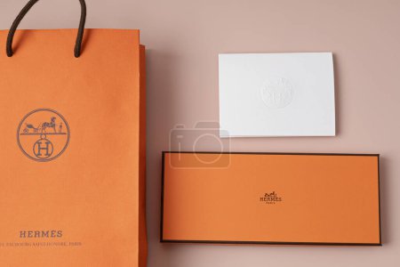 Lyon, France - 04 octobre 2023 : boîtes d'hermès orange. Cadeau de luxe pour les vacances, fête des mères, anniversaire, Saint Valentin, Noël