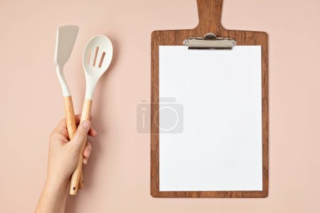Foto de Utensilios de cocina color pastel vista superior. Blog de cocina, clases, taller, concepto de plantilla de receta - Imagen libre de derechos
