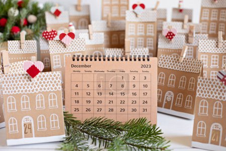 Foto de Calendario de Adviento hecho a mano. Casas en forma de cajas de regalo de cartón. Eco amigable Navidad regalos concepto bricolaje - Imagen libre de derechos