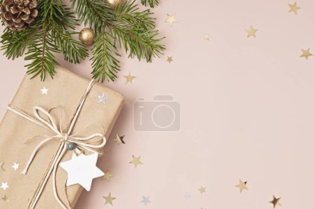 Téléchargez les photos : Fond de Noël avec boîte cadeau. Fête de Noël, préparation pour les vacances d'hiver. Modèle festif, vue sur le dessus, flatlay - en image libre de droit