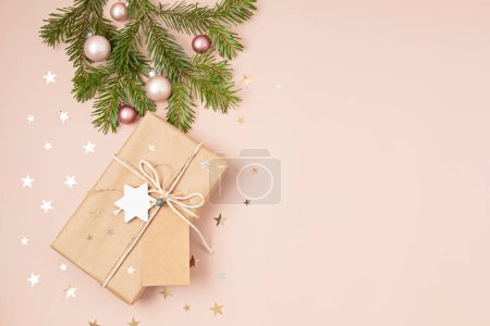 Foto de Fondo de Navidad con caja de regalo. Celebración de Navidad, preparación para las vacaciones de invierno. maqueta festiva, vista superior, plano - Imagen libre de derechos