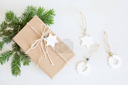 Weihnachten Hintergrund mit Geschenkbox. Weihnachtsfeier, Vorbereitung auf die Winterferien. Festliche Attrappe, Draufsicht, Flatlay