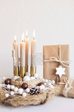 Téléchargez les photos : Couronne de l'Avent moderne faite à la main avec quatre bougies allumées chaque dimanche avant Noël. Décoration traditionnelle de Noël bricolage - en image libre de droit