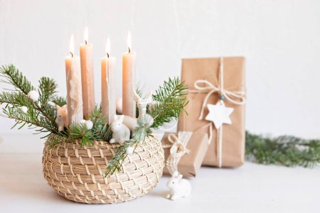 Foto de Corona de adviento moderna hecha a mano con cuatro velas encendidas todos los domingos antes de Navidad. Decoración tradicional de Navidad diy - Imagen libre de derechos
