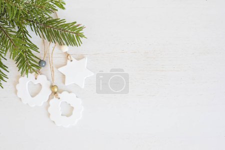 Vista superior de adornos de Navidad hechos a mano de arcilla seca al aire libre. Artesanía de Navidad, hobby, concepto de bricolaje