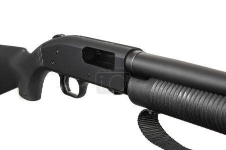 Téléchargez les photos : Pump-action fusil de chasse de calibre 12 isolé sur fond blanc. Une arme à alésage lisse avec un stock de plastique. - en image libre de droit