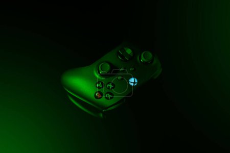Téléchargez les photos : January 9, 2023, Odessa, Ukraine. A black Xbox Wireless Controller highlighted in green. Compatible Xbox Series X|S, Xbox One on a dark background. - en image libre de droit