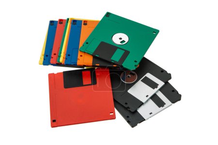 Téléchargez les photos : Disques multicolores 3.5 disquettes. Support de stockage magnétique obsolète. Isoler sur fond blanc. - en image libre de droit