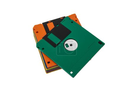 Téléchargez les photos : Disques multicolores 3.5 disquettes. Support de stockage magnétique obsolète. Isoler sur fond blanc. - en image libre de droit