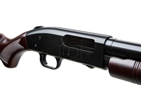 Téléchargez les photos : Pump-action fusil de chasse de calibre 12 isolé sur fond blanc. Une arme à alésage lisse avec une souche en bois. - en image libre de droit