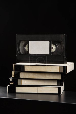 Foto de Montón de casetes de vídeo VHS. Medios vintage. Fondo oscuro. - Imagen libre de derechos