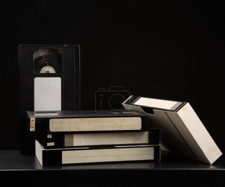 Foto de Montón de casetes de vídeo VHS. Medios vintage. Fondo oscuro. - Imagen libre de derechos