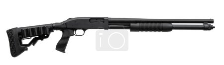 Téléchargez les photos : Pump-action fusil de chasse de calibre 12 isolé sur fond blanc. Poignée supplémentaire. Une arme à alésage lisse avec un stock de plâtre. - en image libre de droit