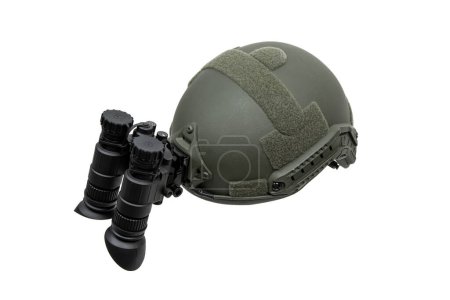 Dispositivo de visión nocturna conectado al casco. Un dispositivo especial para observar en la oscuridad. Equipo para el ejército, la policía y las fuerzas especiales. Aislar sobre un fondo blanco.