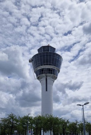 Téléchargez les photos : Proche d'une tour d'aéroport typique de Munich en Allemagne. Tour de l'aéroport de Munich près de Freising, Bavière, Allemagne. - en image libre de droit