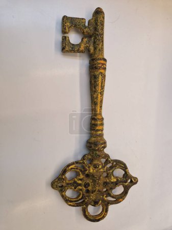 Alter Schlüssel isoliert auf weiß. Ornate, goldene Hauptschlüssel auf weiß mit Clipping-Pfad. Antike Schlüssel isoliert auf weißem Hintergrund mit Clipping-Pfad