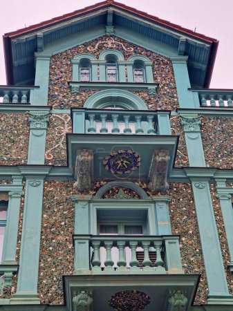 Foto de Passau, Baviera, Alemania 4 de octubre de 2022.Villa Ostuzzi (también: Villa Glass Shard) es un edificio residencial construido a principios del siglo XX, lleva el nombre de su constructor Aristide Ostuzzi. - Imagen libre de derechos