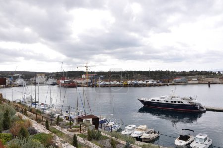 Kraljevica Kroatien, 7. Oktober 2023: Die Bucht und der Hafen von Kraljevica mit der sichtbaren alten Werft, Baukran