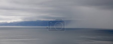 Dramatisches Bild von Regen- und Hagelschauern unterhalb der Gewitterfront über der Adria in der Nähe des Hafens von Rijeka. Regensturm über dem Meer