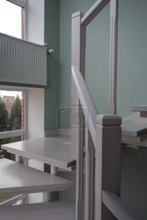 Téléchargez les photos : Fragment d'un escalier en bois blanc. Escaliers, piliers, balustres, mains courantes en frêne - en image libre de droit