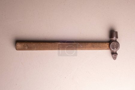 Téléchargez les photos : Serruriers marteau avec une poignée en bois. Outil à main Joiners - en image libre de droit