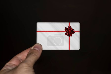 Téléchargez les photos : Main tenant une carte cadeau - en image libre de droit