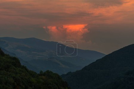 Téléchargez les photos : View of the sky with cumulonimbus clouds at sunset - en image libre de droit