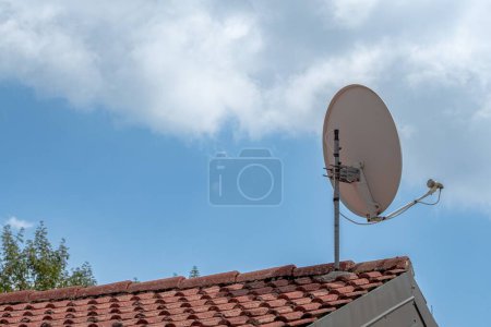 Téléchargez les photos : Antenne parabolique sur le toit - en image libre de droit