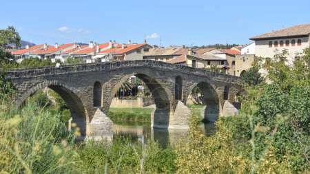 Téléchargez les photos : Puente la Reina, Espagne - 31 Août, 2022 : Arches du pont à pied romain Puente la Reina, Navarre, Espagne - en image libre de droit