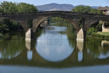Foto de Puente la Reina, España - 31 Aug, 2022: Arcos del Puente romano la Reina, Navarra, España - Imagen libre de derechos