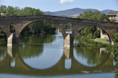 Foto de Puente la Reina, España - 31 Aug, 2022: Arcos del Puente romano la Reina, Navarra, España - Imagen libre de derechos