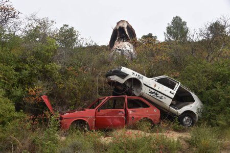 Foto de Estella, España - 30 Oct 2022: Parque de los Desvelados, una instalación de arte al aire libre con calaveras gigantes y vehículos en ruinas - Imagen libre de derechos