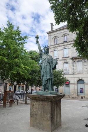Foto de Burdeos, Francia - 26 de julio de 2022: Réplica de la Estatua de la Libertad en Place Picard, Burdeos - Imagen libre de derechos