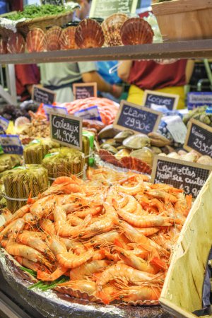 Téléchargez les photos : Poisson et fruits de mer frais en vente au marché de Las Halles, Biarritz, France - en image libre de droit