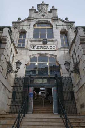 Foto de Santander, España - 31 oct., 2022: Exterior del Mercado de la Esperanza en Santander, Cantabria, España - Imagen libre de derechos