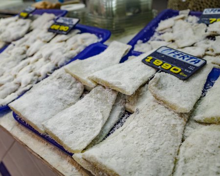 Foto de Santander, España - 31 oct., 2022: bacalao recién salado (Bacalao) en venta en el Mercado de la Esperanza, Santander, Cantabria - Imagen libre de derechos