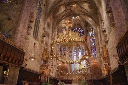 Téléchargez les photos : Palma de Majorque, Espagne - 10 Nov 2022 : Autel conçu par Gaudi dans la basilique de Palma Seo - en image libre de droit